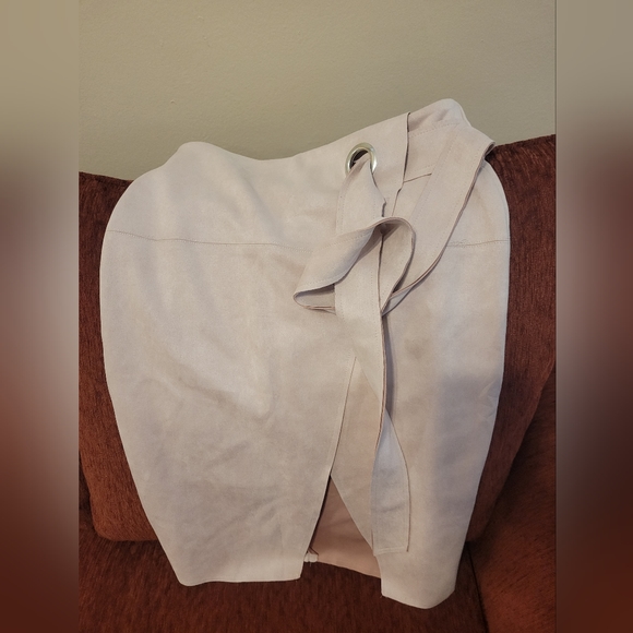 Suede pink skirt - Picture 2 of 3